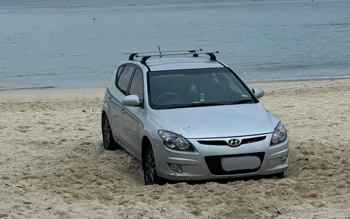 Moradores ficam perplexos com carro misterioso encontrado na praia de Balmoral, em Sydney