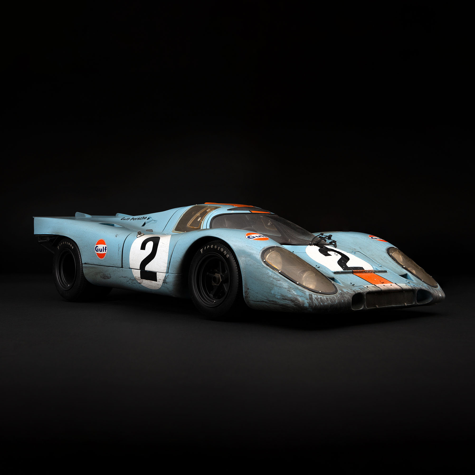 Porsche 917K em escala 1:8 com a pintura do sucesso de Daytona