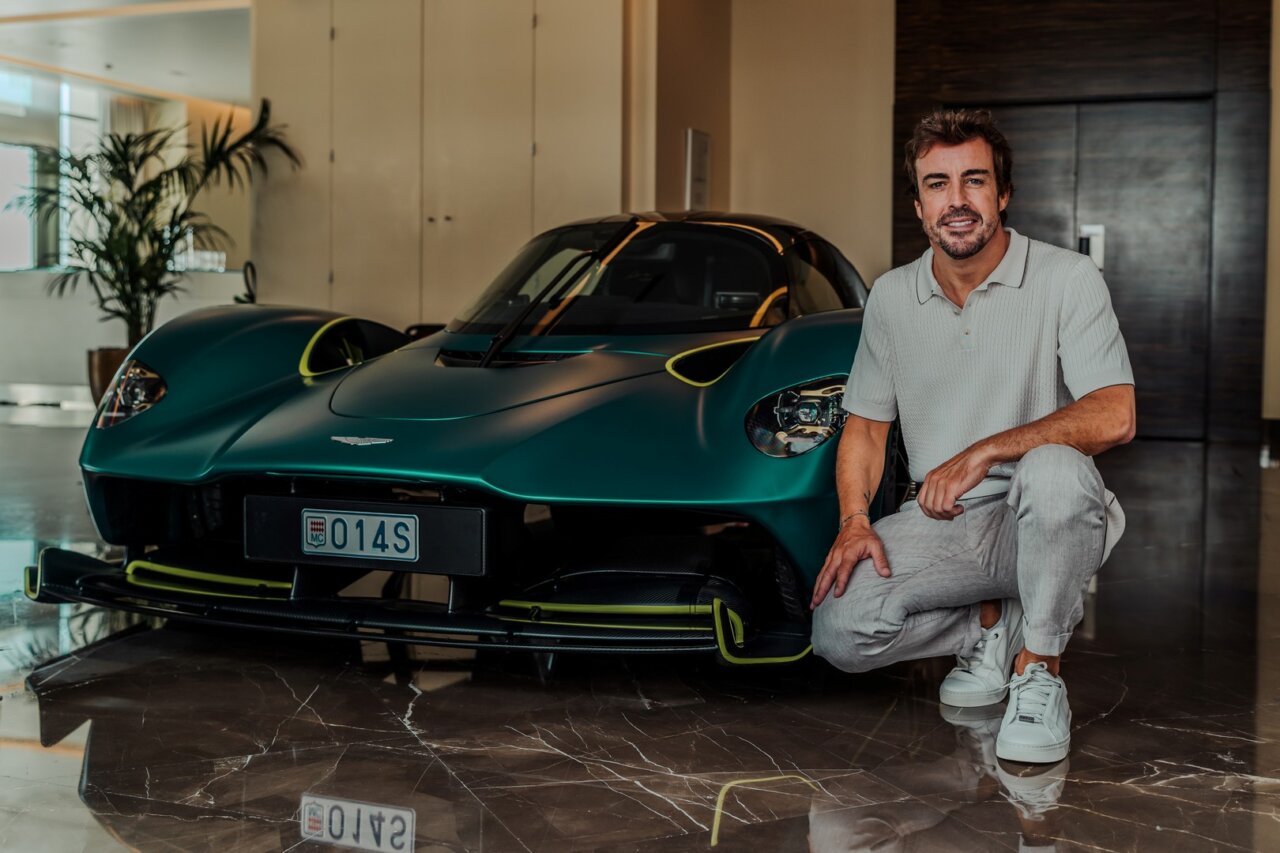 Fernando Alonso surpreende com o novo Aston Martin Valkyrie