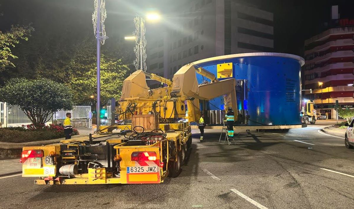 Grúas Doniz transportou uma peça única de Porriño ao porto de Bouzas: um desafio que se tornou uma façanha. Fotos