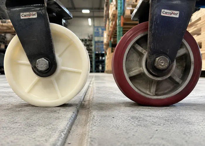 Comparação do contato de rodas de nylon e poliuretano ao atravessar uma junta no concreto