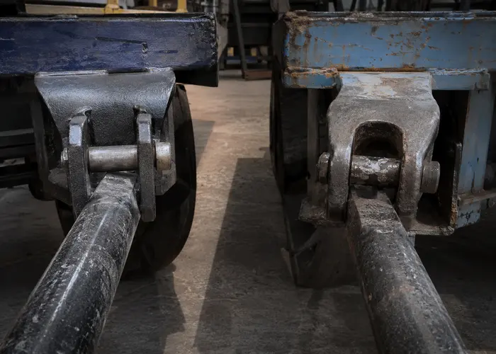 Comparação entre engate centralizado e engate com folga e desgaste em carrinho de comboio