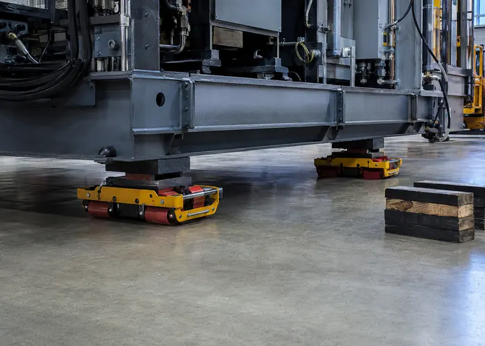 Patins industriais centralizados sob pontos estruturais de uma máquina